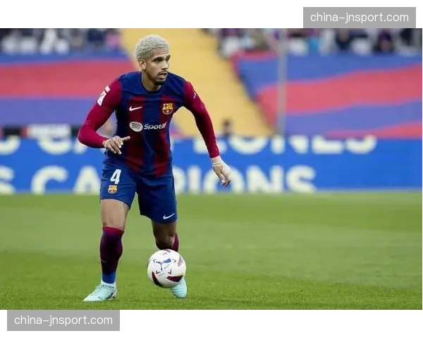 特写：重伤386天后，巴塞罗那边后卫阿劳霍在替补席等待回归指令