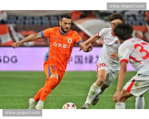 山东泰山赛前踩场训练揭秘：瓦科与泽卡搭档锋线，演练定位球进攻套路